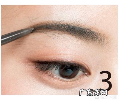 面试时,怎样的妆容最合适?