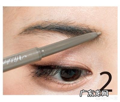 面试时,怎样的妆容最合适?