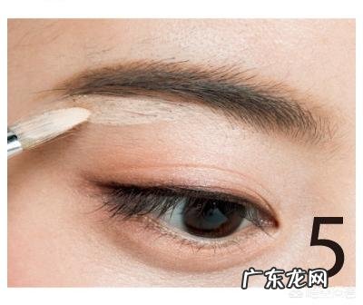 面试时,怎样的妆容最合适?