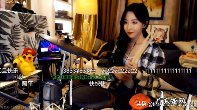 斗鱼呆妹儿挑战超管底线,走性感路线引热议,惨遭观众嘲笑身材,你怎么看?