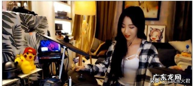 斗鱼呆妹儿挑战超管底线,走性感路线引热议,惨遭观众嘲笑身材,你怎么看?