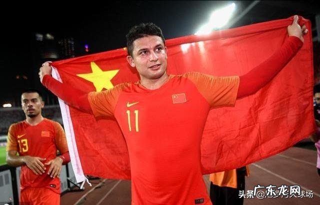 为什么埃克森在恒大时，国内球员众星拱月，而在国家队却孤立无援呢？