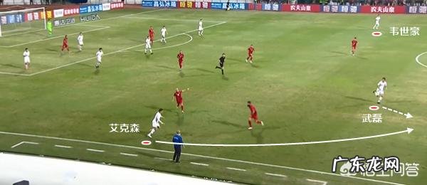 为什么埃克森在恒大时，国内球员众星拱月，而在国家队却孤立无援呢？