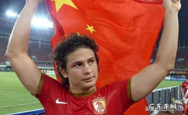 为什么埃克森在恒大时，国内球员众星拱月，而在国家队却孤立无援呢？