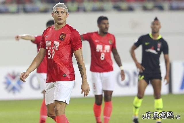 为什么埃克森在恒大时，国内球员众星拱月，而在国家队却孤立无援呢？