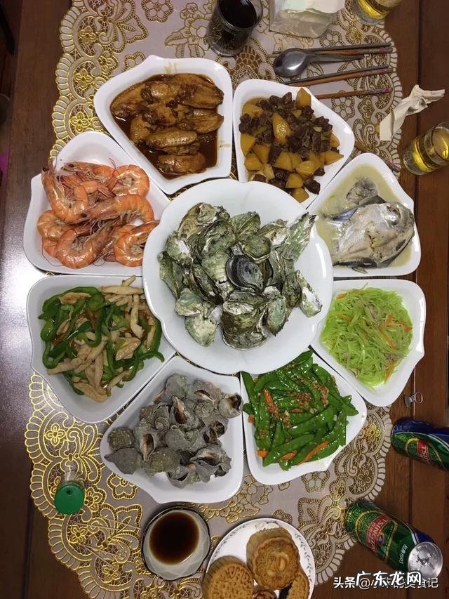 一家人在一起过年,一般要准备什么标准的年夜饭才合适?