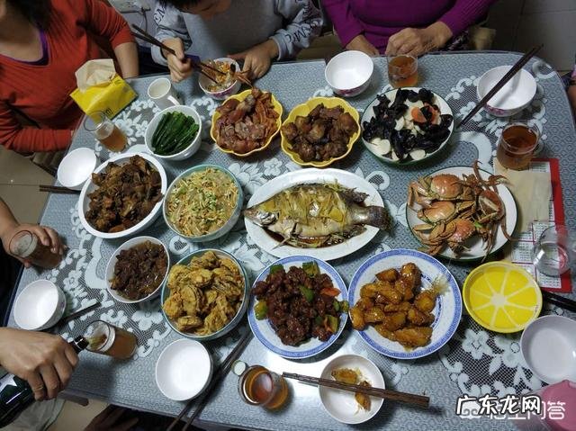 一家人在一起过年,一般要准备什么标准的年夜饭才合适?