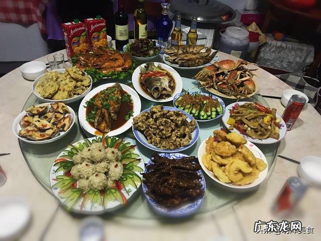 一家人在一起过年,一般要准备什么标准的年夜饭才合适?