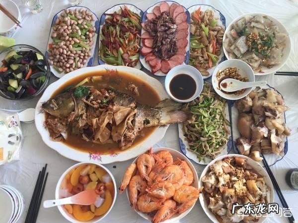 一家人在一起过年，一般要准备什么标准的年夜饭才合适？