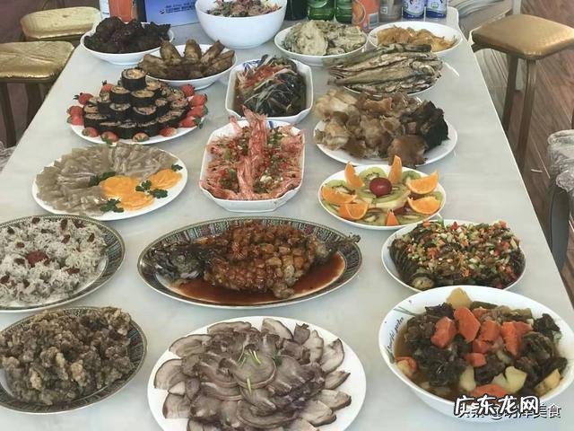 一家人在一起过年,一般要准备什么标准的年夜饭才合适?