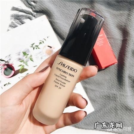 皮肤比较干，哪个牌子粉底好用？