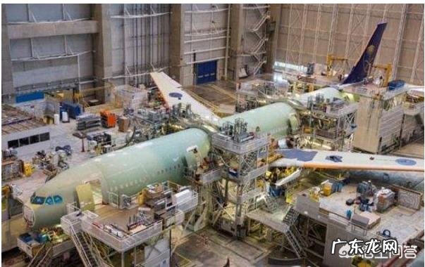 8月15日搭载233名乘客的航班紧急迫降一片玉米地,这个飞机怎么回机场呢?