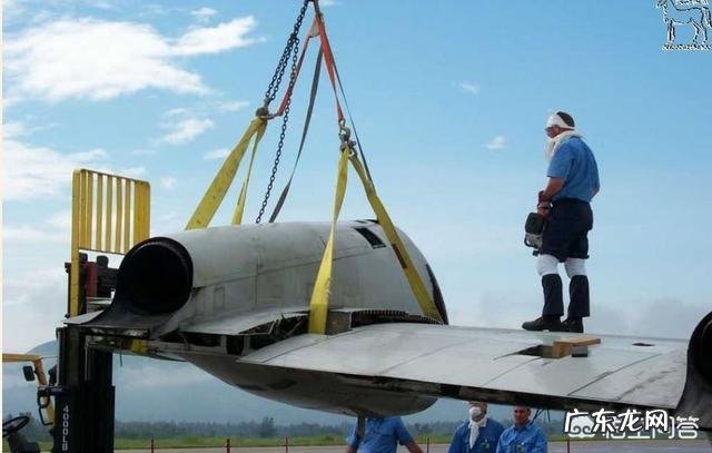 8月15日搭载233名乘客的航班紧急迫降一片玉米地,这个飞机怎么回机场呢?