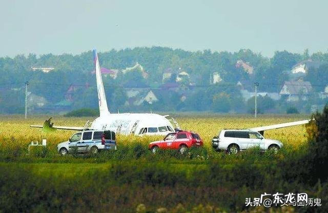 8月15日搭载233名乘客的航班紧急迫降一片玉米地,这个飞机怎么回机场呢?