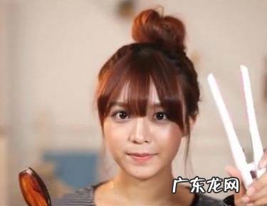 普通的丸子头看腻了,卷发丸子头该如何扎呢?