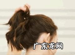 普通的丸子头看腻了,卷发丸子头该如何扎呢?