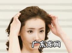 普通的丸子头看腻了,卷发丸子头该如何扎呢?