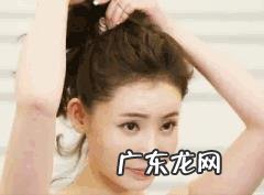 普通的丸子头看腻了,卷发丸子头该如何扎呢?