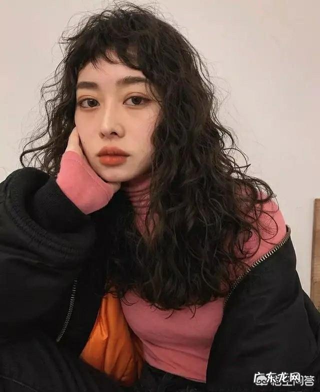 热烫比冷烫好吗?过年准备烫发有点迷茫,中长发适合烫什么发型?