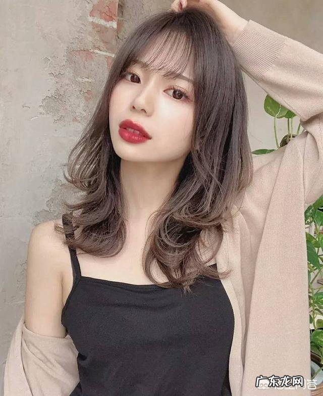 热烫比冷烫好吗?过年准备烫发有点迷茫,中长发适合烫什么发型?