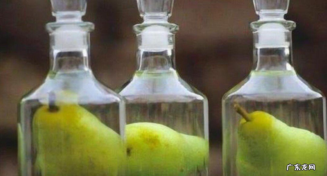 白酒里面有梨是怎么放进去的
