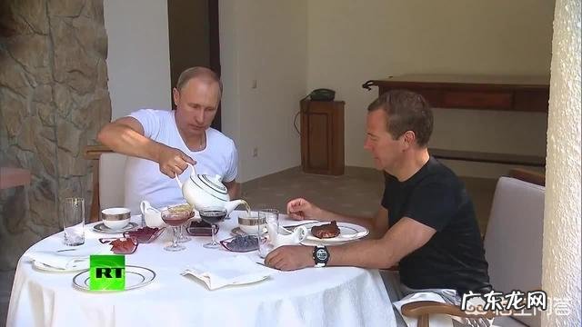 普京在G20晚宴上用保温杯敬酒,里面装的啥?