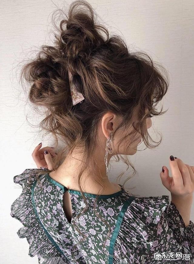 抛弃丸子头,还有哪些好看又日常的发型可以扎?