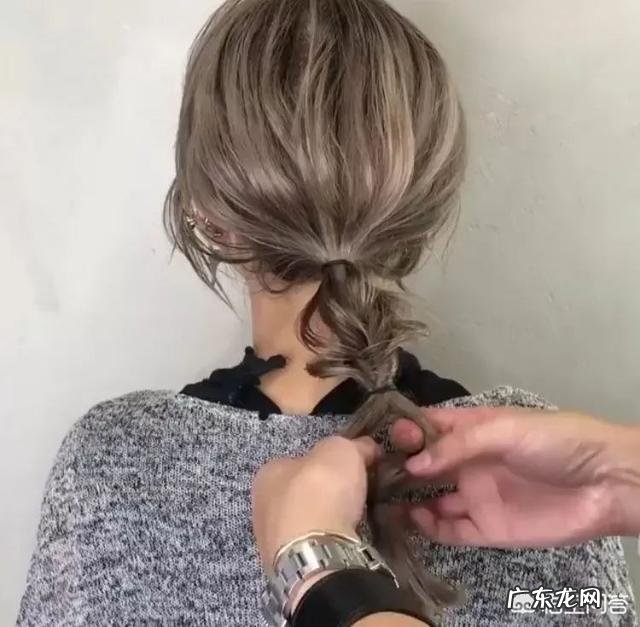 抛弃丸子头,还有哪些好看又日常的发型可以扎?