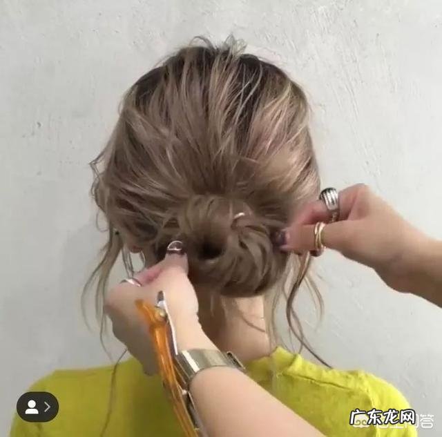 抛弃丸子头，还有哪些好看又日常的发型可以扎？