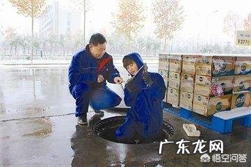 羽绒服的保暖效果要比棉服强得多，为什么有些快递员、加油站员工，甚至足球运动员穿棉服？