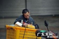 羽绒服的保暖效果要比棉服强得多，为什么有些快递员、加油站员工，甚至足球运动员穿棉服