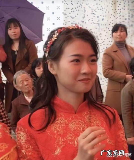 人们喜欢一袭红妆传统美的翁佳娜而不喜欢抖音中的翁佳娜,你认为翁佳娜会红多久?