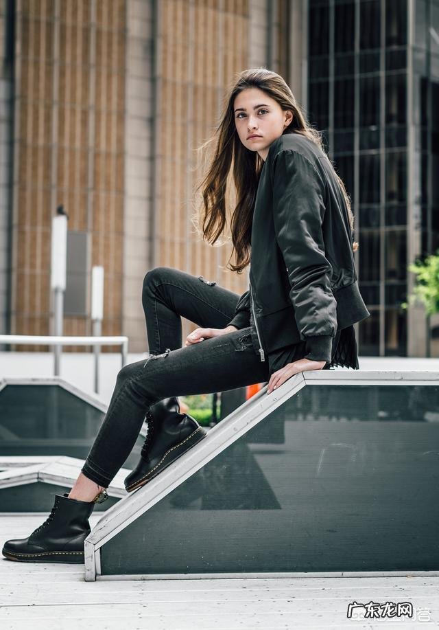 秋季哪些颜色款式的短靴好搭配,又时尚?你最常穿的是哪种?