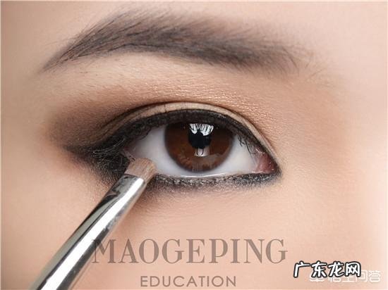 学习化烟熏妆的步骤，清纯优雅的烟熏妆？