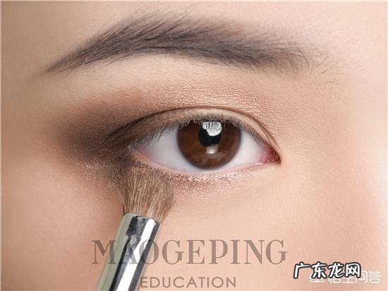 学习化烟熏妆的步骤,清纯优雅的烟熏妆?