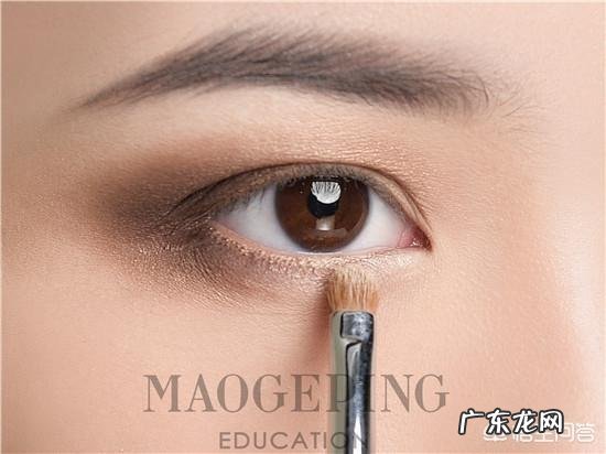 学习化烟熏妆的步骤，清纯优雅的烟熏妆？