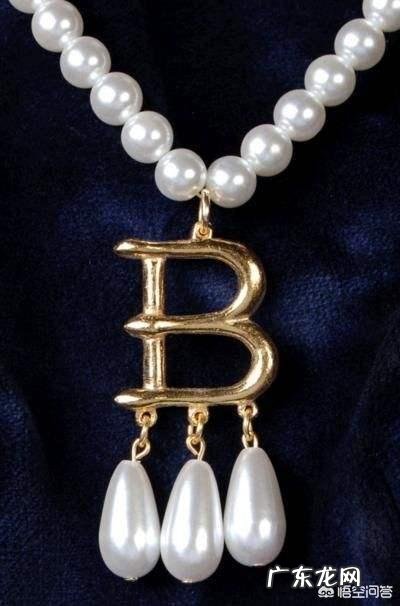 如何评价娜塔莉·多默尔和娜塔莉·波特曼分别饰演的安妮·博林？