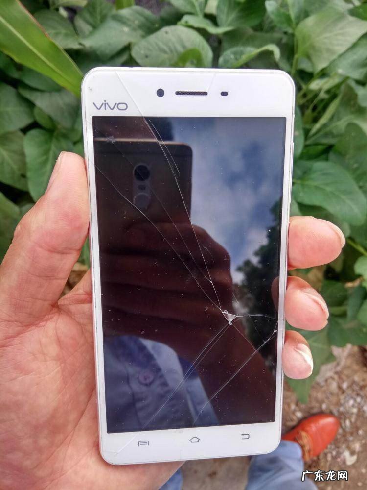 vivo手机摔了一下黑屏打不开怎么办