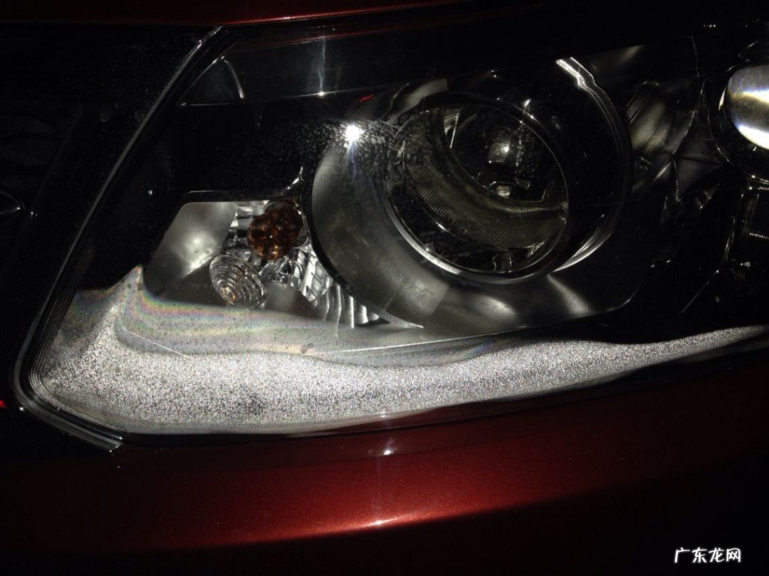 新车的大灯有雾气怎么处理