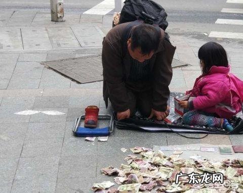 如何看待“父亲为了救治尿毒症女儿,铺1000张零钱在街上行乞”?