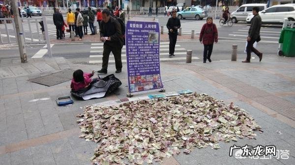 如何看待“父亲为了救治尿毒症女儿,铺1000张零钱在街上行乞”?