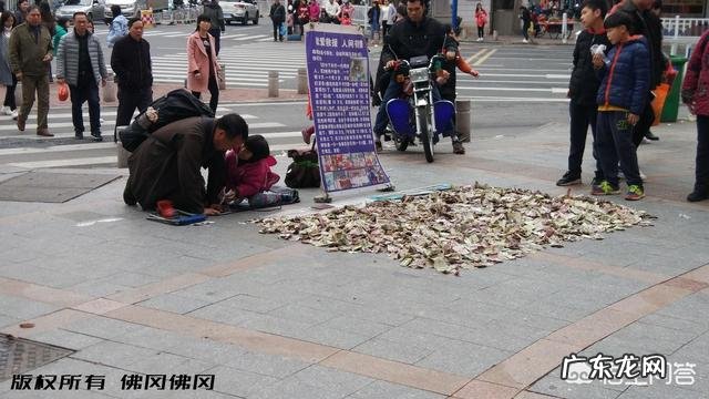 如何看待“父亲为了救治尿毒症女儿，铺1000张零钱在街上行乞”？