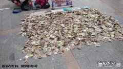 如何看待“父亲为了救治尿毒症女儿，铺1000张零钱在街上行乞”？