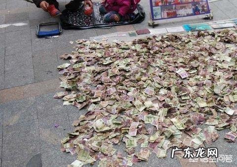 如何看待“父亲为了救治尿毒症女儿,铺1000张零钱在街上行乞”?