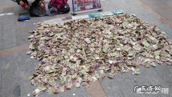 如何看待“父亲为了救治尿毒症女儿,铺1000张零钱在街上行乞”?