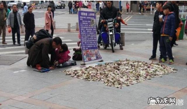 如何看待“父亲为了救治尿毒症女儿，铺1000张零钱在街上行乞”？