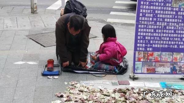 如何看待“父亲为了救治尿毒症女儿,铺1000张零钱在街上行乞”?