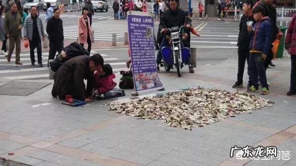 如何看待“父亲为了救治尿毒症女儿,铺1000张零钱在街上行乞”?
