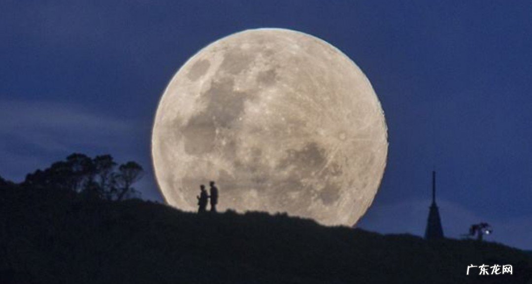 晚上拍月亮怎么发朋友圈