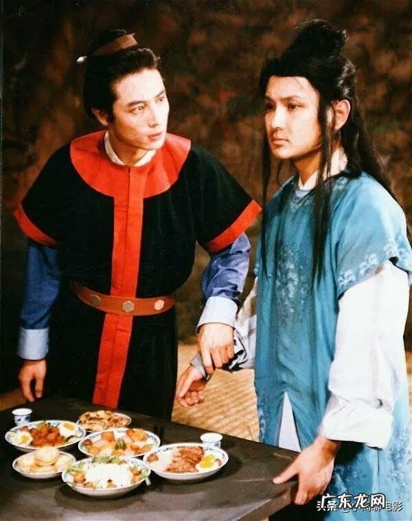 《红楼梦》为什么要先写真隐士和贾雨村?不直接写宁荣二府,用意何在?